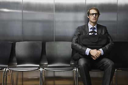 Απόφοιτοι πανεπιστημίων πληρώνουν headhunters για να τους βρουν δουλειά στις μεγάλες εταιρείες