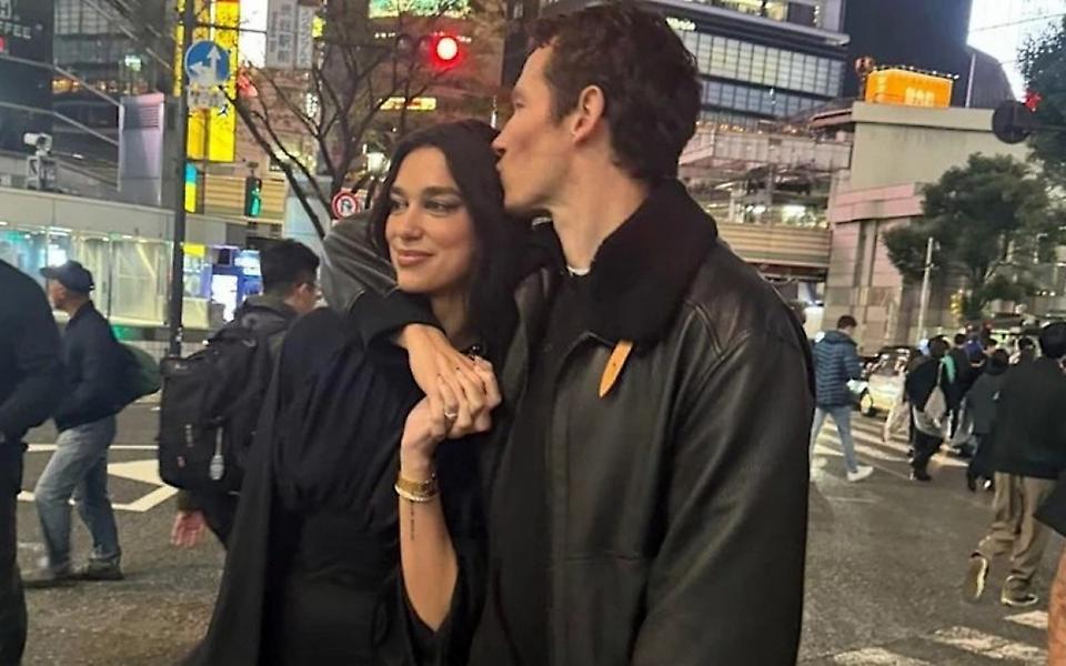 Dua Lipa-Callum Carter: Επεισόδιο και σύγκρουση με paparazzi έξω από εστιατόριο στο Παρίσι