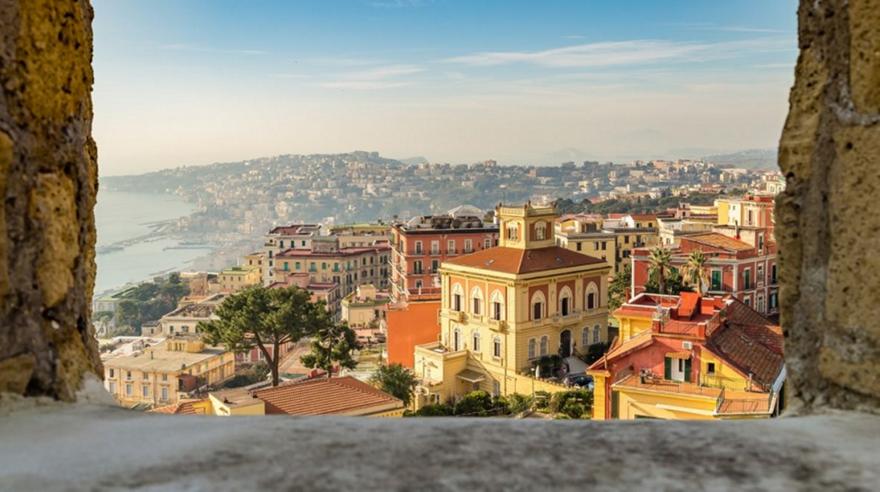 Νάπολη: Ταξίδι στη γαστρονομική καρδιά της Ιταλίας με πίτσα, γλυκά και street food