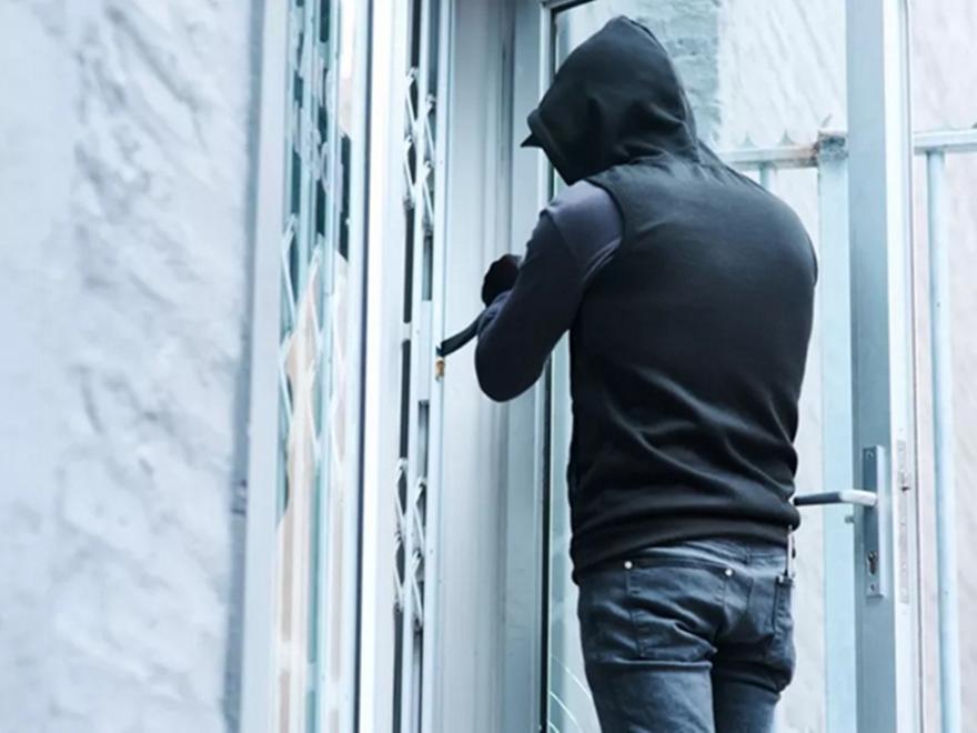 Υπερδραστήριος… διαρρήκτης στην Θεσσαλονίκη: «Άνοιξε» 10 μαγαζιά σε λίγες ώρες