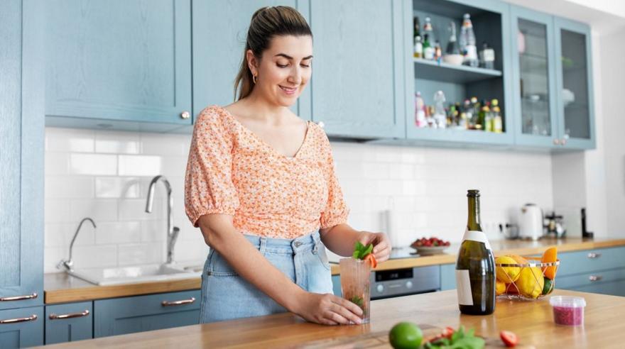 Πώς να φτιάξεις τέλεια κοκτέιλ στο σπίτι χωρίς επαγγελματικό εξοπλισμό