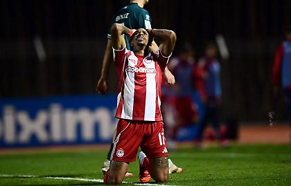 Ο ηρωικός Λεβαδειακός των 10 παικτών μπλόκαρε τον αδιόρθωτο Ολυμπιακό!