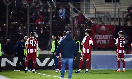 Συγγνώμη από τους παίκτες του Ολυμπιακού - Τους τα έψαλλαν οι οπαδοί στη Λιβαδειά!