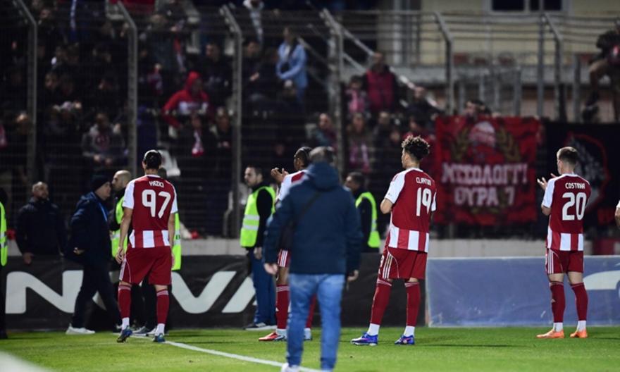 Συγγνώμη από τους παίκτες του Ολυμπιακού - Τους τα έψαλλαν οι οπαδοί στη Λιβαδειά!