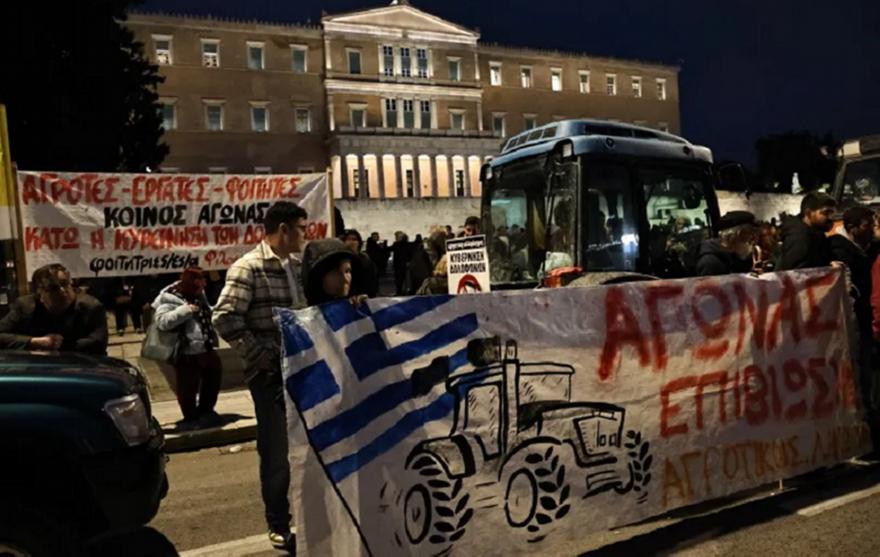 «Ολονυχτία» αγροτών στο Σύνταγμα με 40 και πλέον τρακτέρ - Το μήνυμα προς την κυβέρνηση