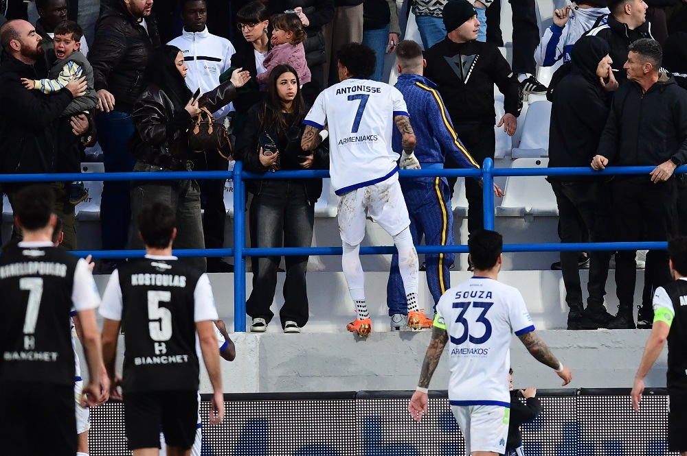 Κηφισιά-ΟΦΗ: Ένταση στην εξέδρα, ο Αντόνισε ανέβηκε για να πάρει το παιδί του!