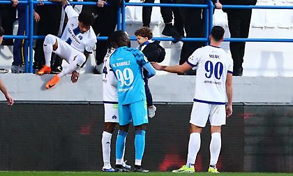 Κηφισιά-ΟΦΗ: Ένταση στην εξέδρα, ο Αντόνισε ανέβηκε για να πάρει το παιδί του!