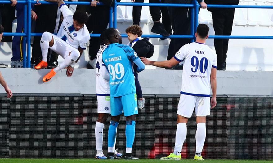 Κηφισιά-ΟΦΗ: Ένταση στην εξέδρα, ο Αντόνισε ανέβηκε για να πάρει το παιδί του!