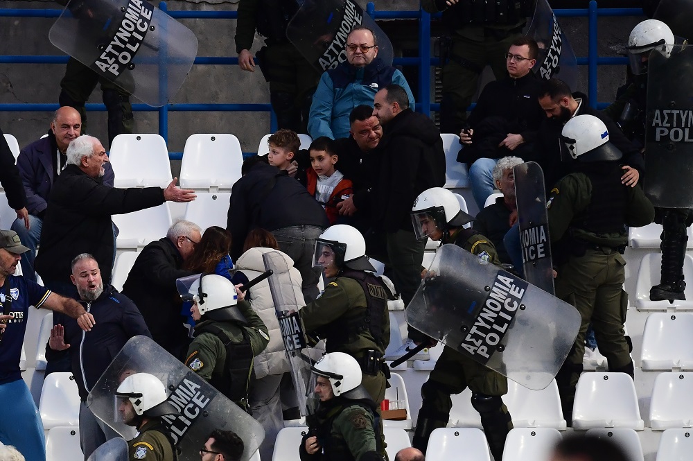 Κηφισιά-ΟΦΗ: Ένταση στην εξέδρα, ο Αντόνισε ανέβηκε για να πάρει το παιδί του!