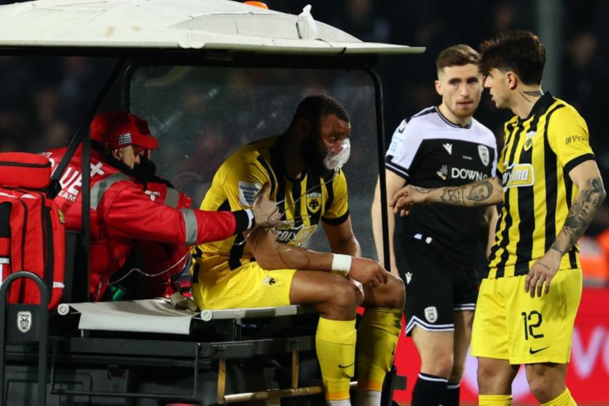 Αναγκαστική αλλαγή ο Μουκουντί με πρόβλημα στην αναπνοή - Χρειάστηκε μάσκα οξυγόνου