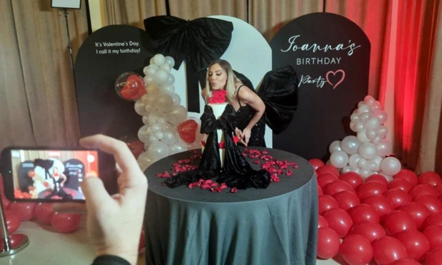 Ιωάννα Μαλέσκου: Το πάρτι, η τούρτα και όσα είπε συγκινημένη με την οικογένειά της δίπλα της (Αποκλειστικά βίντεο-φωτο)