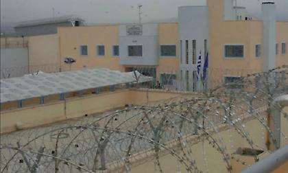 «Φαρ ουέστ» στις φυλακές Δομοκού: Κρατούμενος πήγε να σκοτώσει τον αρχιφύλακα, αλλά σκοτώθηκε από άλλον κρατούμενο