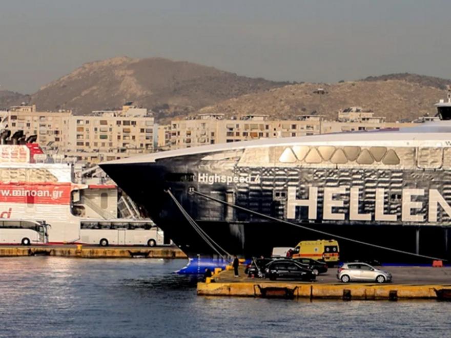 Μερική άρση απαγορευτικού, φεύγουν τα πλοία για Δωδεκάνησα από το λιμάνι του Πειραιά