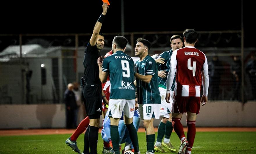 Ντέμης για αποβολή Όζμπολτ: «Οδηγήθηκε σε λάθος ο διαιτητής από την αντίδραση του Τζολάκη, ούτε καν φάουλ δεν είναι»