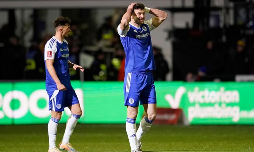 Ηρωική Μάκλσφιλντ, άδοξος αποκλεισμός: Η Μπρέντφορντ στους «16» χάρη σε αυτογκόλ