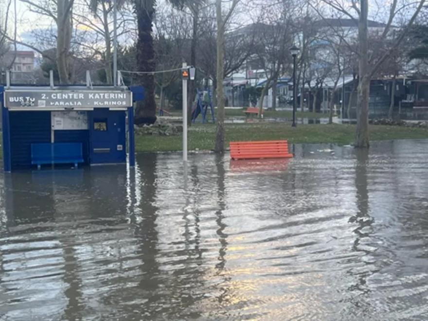 Κατερίνη: Ζημιές από το φαινόμενο της υπερχείλισης – Αίτημα του δήμου να κηρυχθεί σε κατάσταση έκτακτης ανάγκης