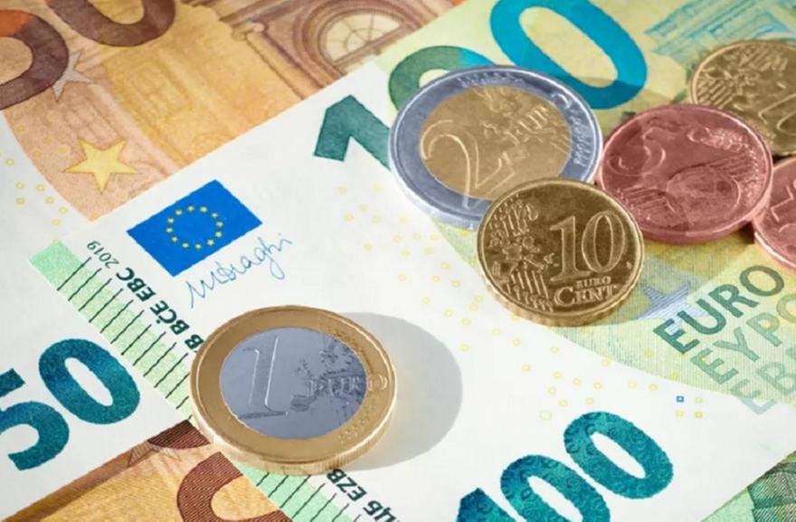 Κατώτατος μισθός: Πόσο αυξάνεται για ιδιωτικούς και δημοσίους υπαλλήλους