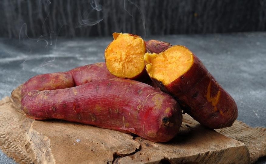 Γιατί στο TikTok γεμίζουν όλοι γλυκοπατάτες με τυρί; Αυτό το νέο food trend μας έχει αφήσει άφωνους