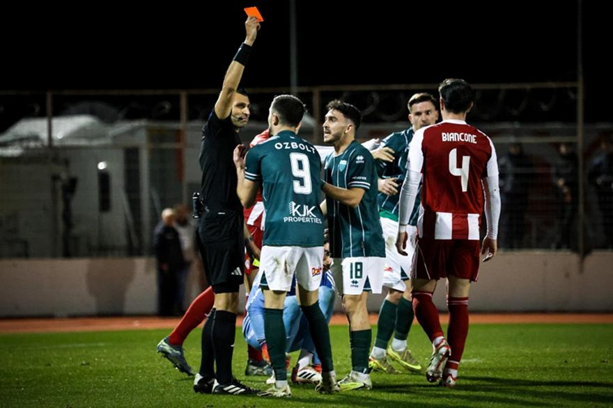 Aποκάλυψη: Τι ειπώθηκε στ’ αποδυτήρια διαιτητών για τη δεύτερη κίτρινη στον Όζμπολτ