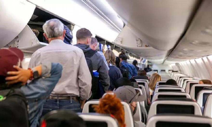 Πανικός σε πτήση προς Θεσσαλονίκη: Μεθυσμένος επιβάτης έβριζε και πετούσε μπουκάλια με νερό