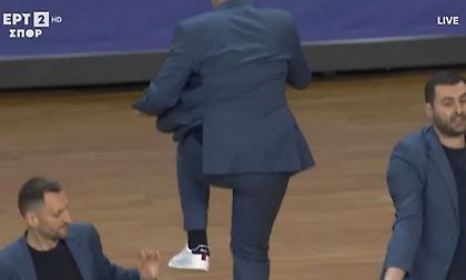 Τρελάθηκε με απόφαση των διαιτητών ο Παπαθεοδώρου και αντέδρασε πηδώντας πάνω από τις καρέκλες!