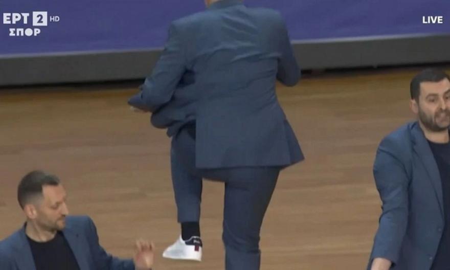 Έξαλλος ο Παπαθεοδώρου: Αντέδρασε πηδώντας πάνω από τις καρέκλες!