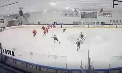 Χάος σε αγώνα χόκεϊ στο Ρόουντ Άιλαντ - Άνδρας πυροβολεί «εν ψυχρώ» τη σύζυγο και τα παιδιά του