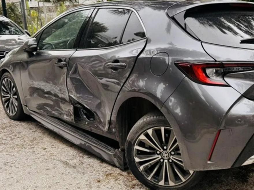 Ποινική δίωξη για δύο πλημμελήματα στη μεθυσμένη τραγουδίστρια που παρέσυρε πέντε αμάξια στο Κολωνάκι