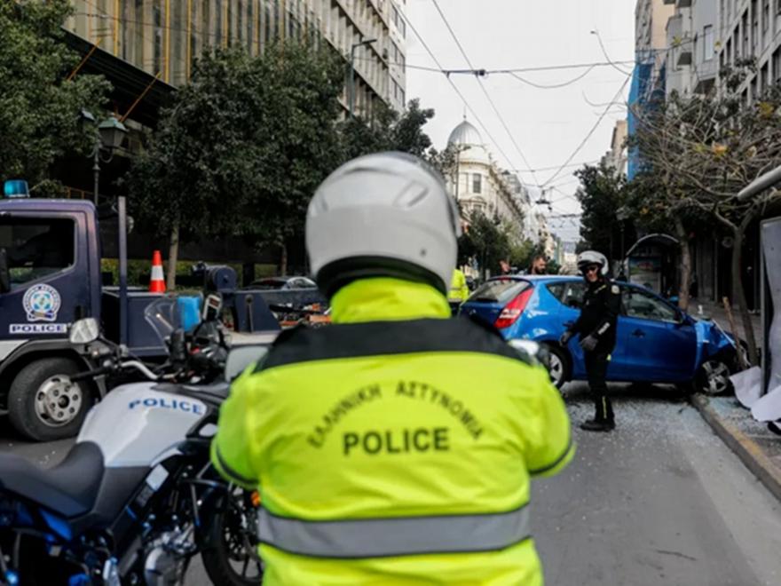 Μεθυσμένη τραγουδίστρια έπεσε με ΙΧ πάνω σε 5 αυτοκίνητα στο Κολωνάκι