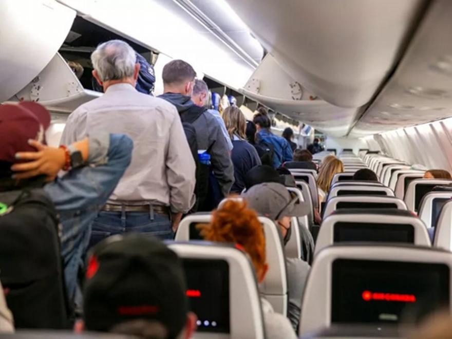 Πανικός σε πτήση προς Θεσσαλονίκη: Μεθυσμένος επιβάτης έβριζε και πετούσε μπουκάλια με νερό