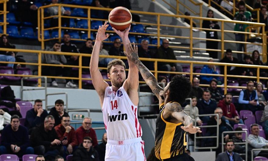 Η ευστοχία από τα 6,75 και η ατμόσφαιρα του κόσμου: Η παρακάμερα του Ολυμπιακού από τη νίκη-πρόκριση επί της ΑΕΚ