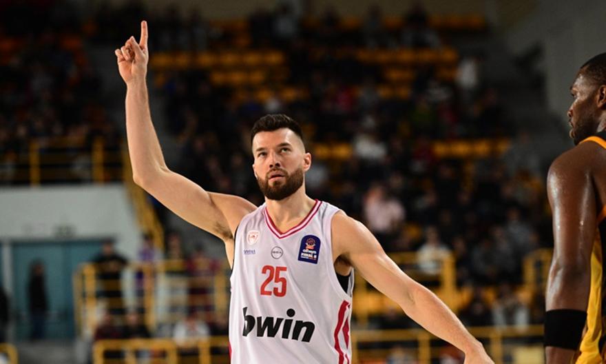 Πίτερς: «Η απόφαση να καλυφθεί ολόκληρο το γήπεδο με αυτοκόλλητο, δεν δείχνει ιδιαίτερο σεβασμό στην υγεία των παικτών»