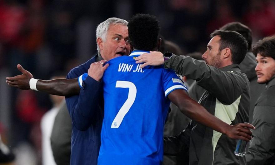 Μουρίνιο για Βινίσιους: «Δεν θα έπρεπε να τα βάζει με 60.000 κόσμο στο Ντα Λουζ»