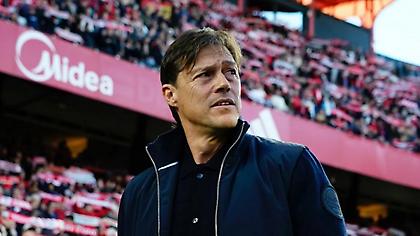 Ασπίδα προστασίας στον Αλμέιδα από τη Σεβίλλη: «Εκφράζουμε την πλήρη υποστήριξη στον προπονητή μας»