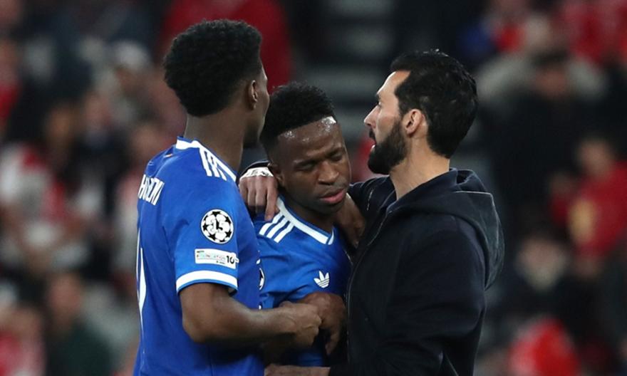 Αρμπελόα: «Είμαστε 100% στο πλευρό του Βινίσιους - Αν αποφάσιζε να φύγει από το γήπεδο, θα φεύγαμε όλοι μαζί»