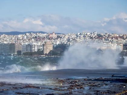 Μεγάλα προβλήματα και διακοπές κυκλοφορίας στην Κεντρική Μακεδονία από τους θυελλώδεις ανέμους