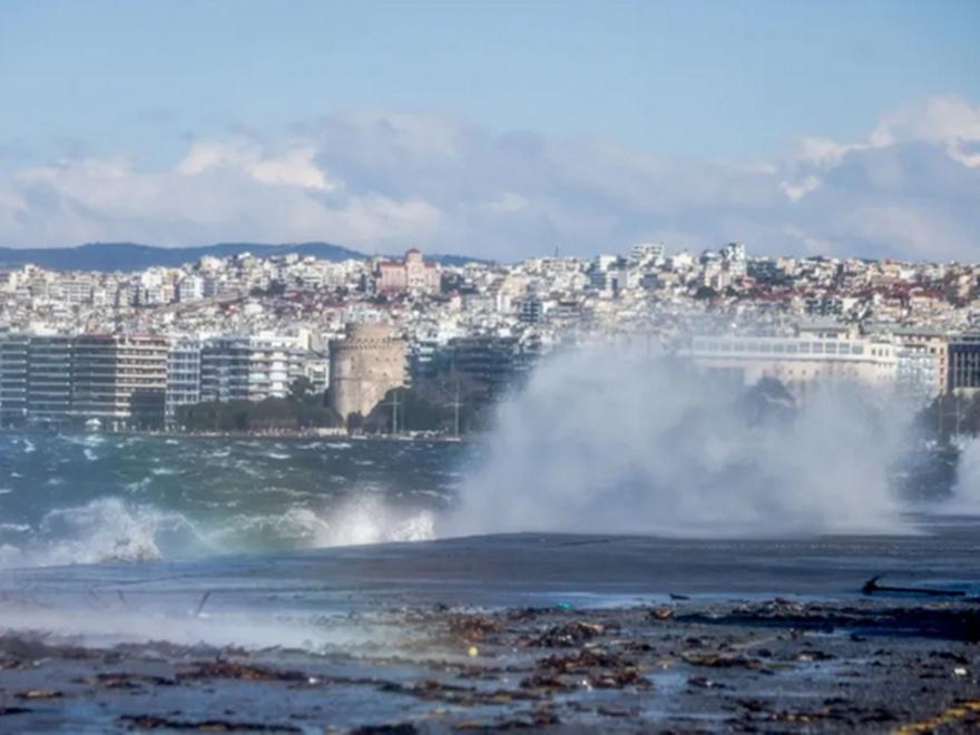 Μεγάλα προβλήματα και διακοπές κυκλοφορίας στην Κεντρική Μακεδονία από τους θυελλώδεις ανέμους