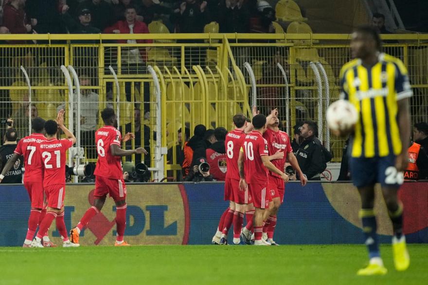 Χορεύει… σάμπα στο ημίχρονο η Νότιγχαμ και 2-0 μέσα στην Τουρκία!