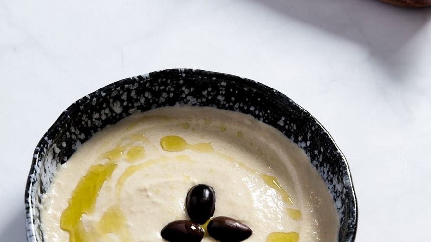 Κρεμώδης ταραμοσαλάτα με ψωμί