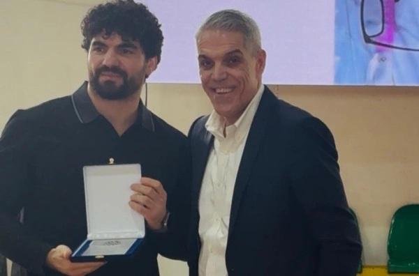 Βράβευση του αθλητή Θεόδωρου Τσελίδη από τον Χρήστο Τεντόμα