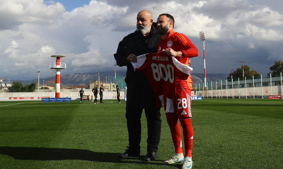 Βαλμπουενά: Τιμήθηκε για τα 800 παιχνίδια καριέρας πριν από το Ολυμπιακός Β'-Καλαμάτα