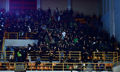 Allwyn Final 8: Ένταση με οπαδούς Παναθηναϊκού και Ολυμπιακού που τοποθετήθηκαν στην ίδια κερκίδα