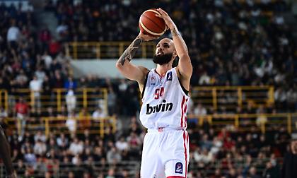 Τα… έσπασε πίσω από τα 6,75μ. ο Ολυμπιακός στο πρώτο ημίχρονο του τελικού του Allwyn Final 8