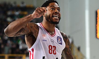 Πάτησε παρκέ στο τρίτο δεκάλεπτο και χάρισε δύο εντυπωσιακές φάσεις ο Τζόουνς