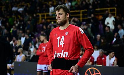 Ο τραυματίας Βεζένκοφ πήρε το χειροκρότημα από τον κόσμο του Παναθηναϊκού