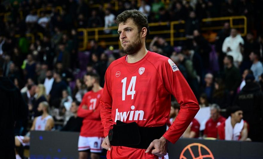 Ο τραυματίας Βεζένκοφ πήρε το χειροκρότημα από τον κόσμο του Παναθηναϊκού