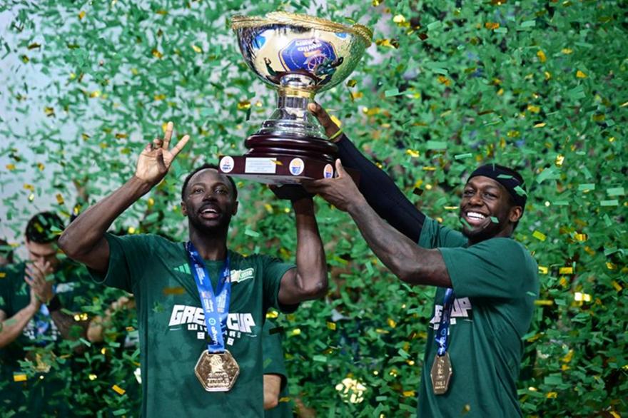 Πανηγύρισε το 22ο Κύπελλο ο Παναθηναϊκός - Ο Σλούκας άφησε τους Ναν και Γκραντ να το σηκώσουν!