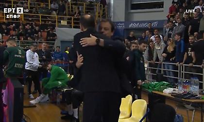 Η αγκαλιά των Μπαρτζώκα-Αταμάν πριν τον τελικό του Allwyn Final 8