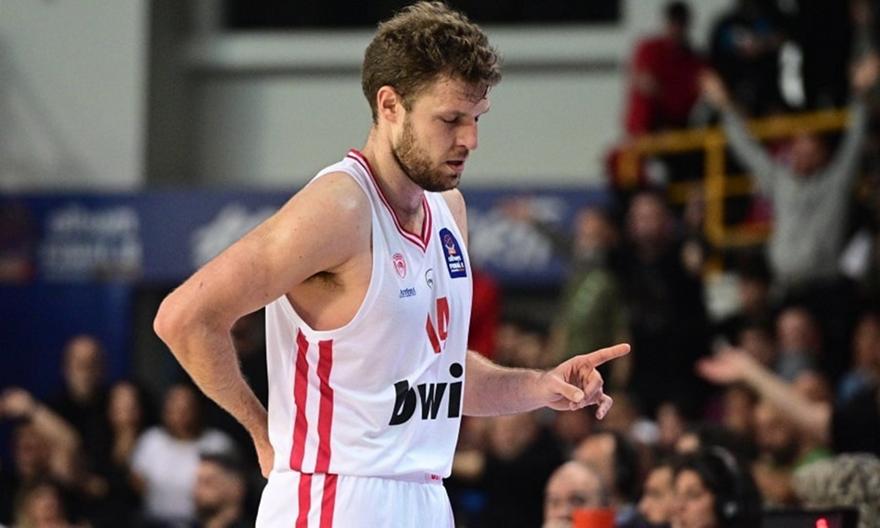 Νέο πρόβλημα στον Ολυμπιακό: Αποχώρησε για τα αποδυτήρια ο Βεζένκοφ με πόνους στη μέση