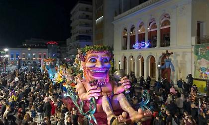 Σε καρναβαλικούς ρυθμούς η Πάτρα - Αυξημένη η κίνηση στα ΚΤΕΛ, «πλημμυρίζουν» οι δρόμοι από κόσμο